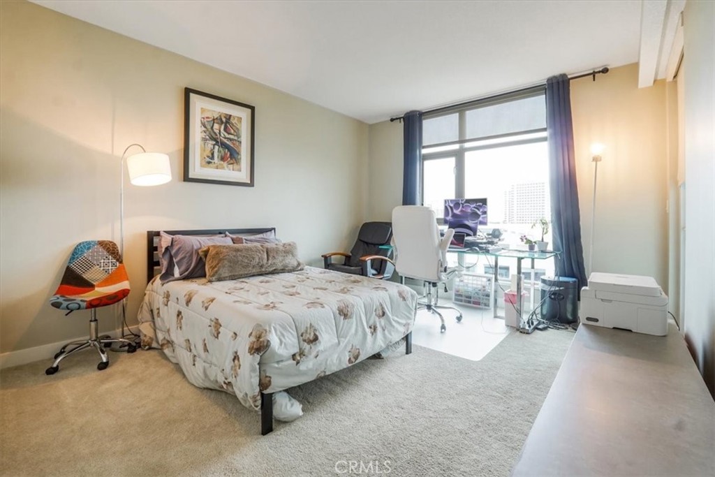 https://media.crmls.org/medias/d8fd3786-e4cc-4985-9a1c-3ce83e4d1d8b.jpg?preset=X-Large