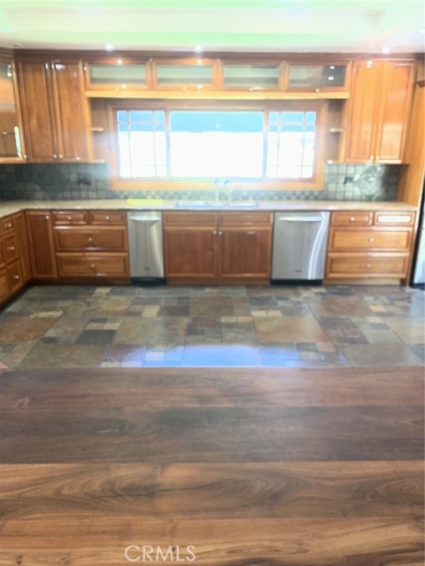 Detail Gallery Image 18 of 44 For 1718 Cleveland Rd, Glendale,  CA 91202 - 3 Beds | 3 Baths