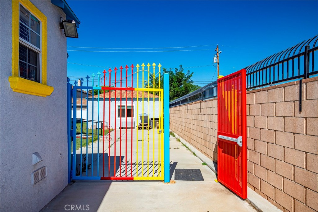 https://media.crmls.org/medias/d8fee90c-b4ed-4fc5-b30e-f95b91b31222.jpg?preset=X-Large