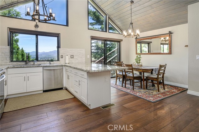 Detail Gallery Image 9 of 54 For 361 Grizzly Rd, Lake Arrowhead,  CA 92352 - 3 Beds | 3 Baths