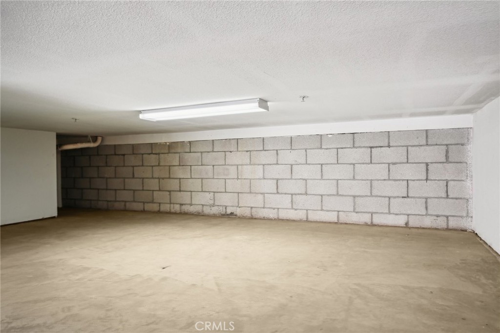 https://media.crmls.org/medias/d8ffad89-bf2f-4604-96b3-27f6b6541bc0.jpg?preset=X-Large