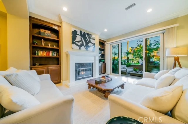 Detail Gallery Image 3 of 34 For 225 11th St, Huntington Beach,  CA 92648 - 4 Beds | 4/1 Baths