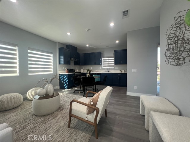 Detail Gallery Image 4 of 11 For 142 N Hewes, Orange,  CA 92869 - 2 Beds | 2 Baths