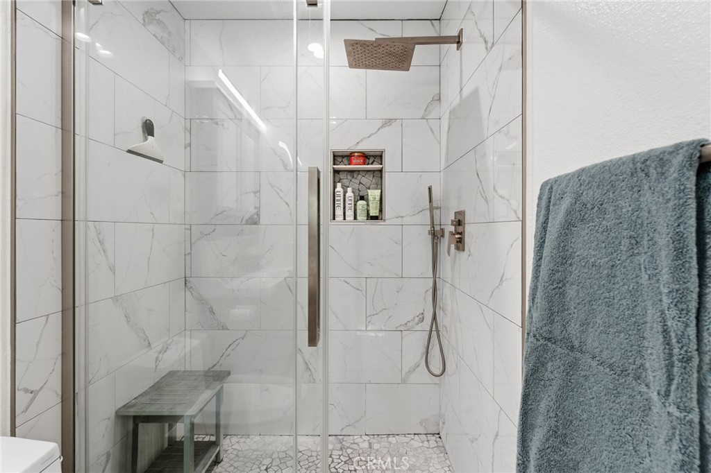 https://media.crmls.org/medias/d9017169-f89a-479d-91d9-ef1b31da4f30.jpg?preset=X-Large