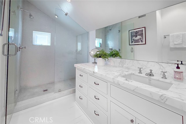 Detail Gallery Image 30 of 36 For 1111 E Balboa Bld, Newport Beach,  CA 92661 - 5 Beds | 4/1 Baths