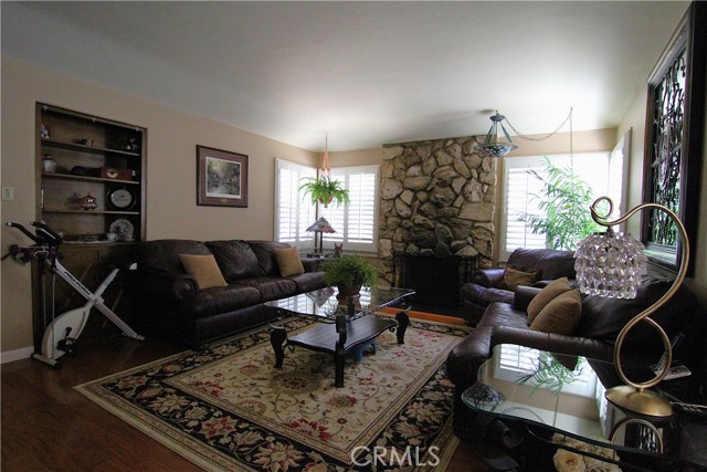 Detail Gallery Image 7 of 30 For 13250 Dyer St, Sylmar,  CA 91342 - 3 Beds | 1/1 Baths