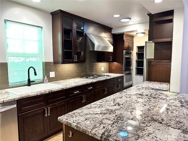 Detail Gallery Image 2 of 36 For 18406 Bessemer St, Tarzana,  CA 91335 - 3 Beds | 2 Baths