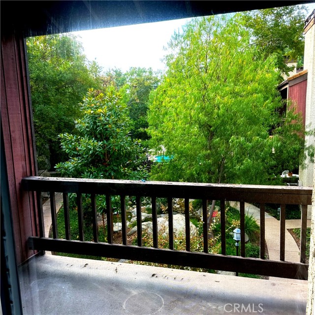 Detail Gallery Image 14 of 19 For 21931 Burbank #46,  Woodland Hills,  CA 91367 - 2 Beds | 2/1 Baths