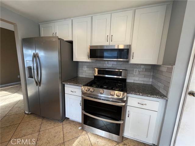 Detail Gallery Image 7 of 14 For 3531 Cherry Blossom, Lake Elsinore,  CA 92530 - 3 Beds | 2/1 Baths