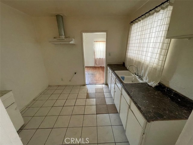 Detail Gallery Image 15 of 31 For 11250 Victory Bld, North Hollywood,  CA 91606 - 3 Beds | 1/1 Baths