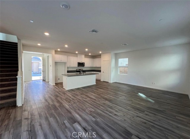 3990 E Catalina Street, Ontario CA: https://media.crmls.org/medias/d913c828-9694-4b07-9395-5a587993d85e.jpg