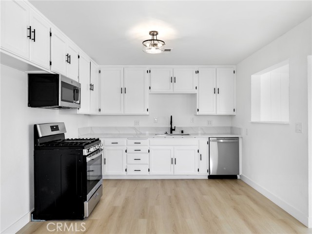 Detail Gallery Image 6 of 28 For 16730 Batson, Victorville,  CA 92395 - 3 Beds | 1/1 Baths