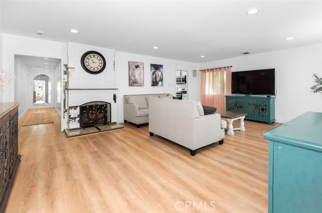 Detail Gallery Image 4 of 56 For 6608 Saint Clair Ave, North Hollywood,  CA 91606 - 4 Beds | 3 Baths