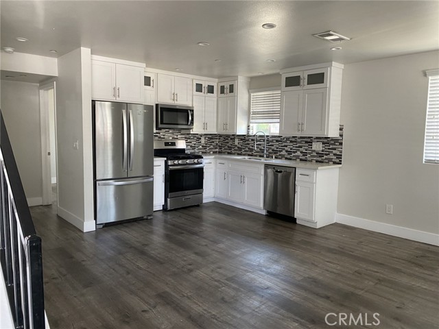 2420 1/2 Folsom Street, Los Angeles CA: https://media.crmls.org/medias/d9183baf-cebd-4adf-aa9b-8afb642f704d.jpg