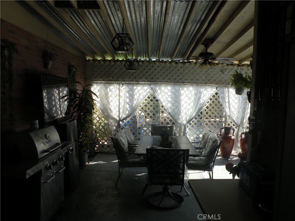 https://media.crmls.org/medias/d9222e08-c069-41a6-bf69-04a0e6dcebf5.jpg?preset=X-Large