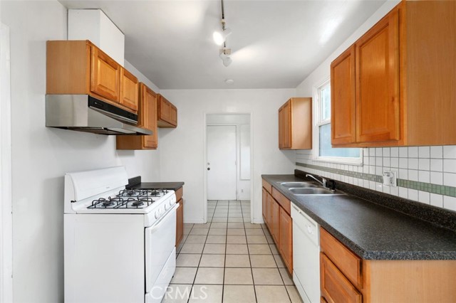 9933 Norwich Avenue, Mission Hills (San Fernando) CA: https://media.crmls.org/medias/d924d7ff-67a9-43f1-b281-372f75c00f69.jpg