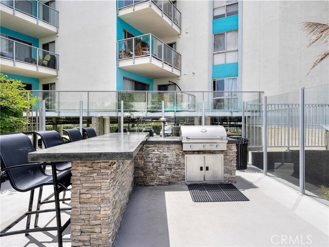 Resort Feeling BBQ and Firepit areas