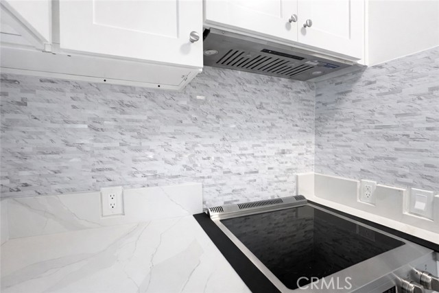 Detail Gallery Image 9 of 14 For 6905 Noble, Van Nuys,  CA 91405 - 2 Beds | 1 Baths