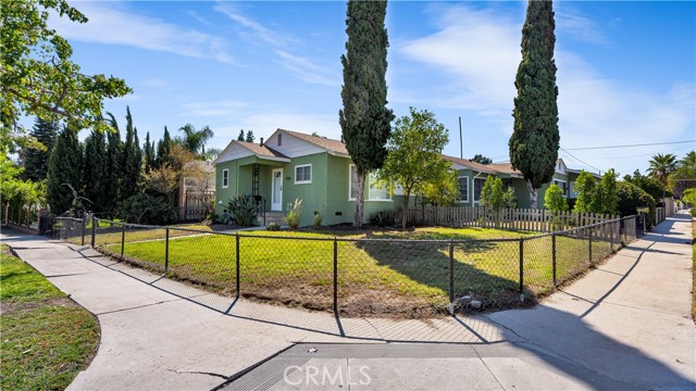 Detail Gallery Image 2 of 39 For 6153 Clybourn Ave, North Hollywood,  CA 91606 - 6 Beds | 4 Baths