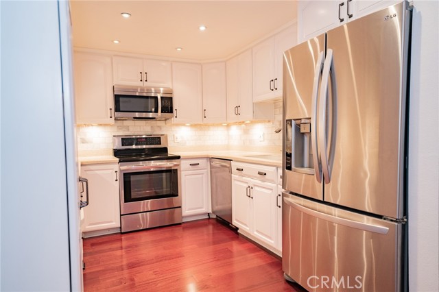 Detail Gallery Image 4 of 16 For 200 Mcneil Ln #104,  Newport Beach,  CA 92663 - 2 Beds | 2 Baths