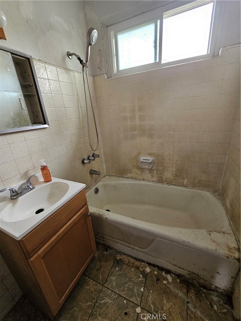 https://media.crmls.org/medias/d92adb5f-3c99-47f5-9927-cc220ad02104.jpg?preset=X-Large