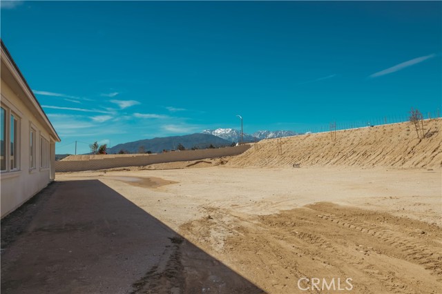 Detail Gallery Image 7 of 11 For 3590 W. Emerson Ct, San Bernardino,  CA 92407 - 5 Beds | 4/1 Baths