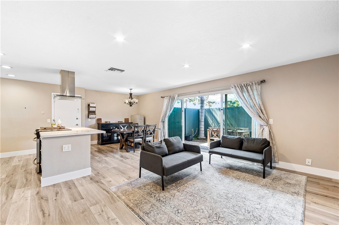 Detail Gallery Image 9 of 44 For 1632 Iowa a,  Costa Mesa,  CA 92626 - 2 Beds | 1 Baths