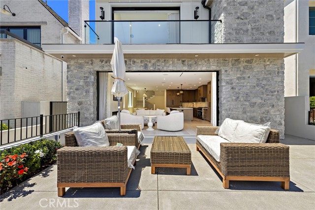 Detail Gallery Image 2 of 49 For 509 Carnation, Corona Del Mar,  CA 92625 - 3 Beds | 3/1 Baths