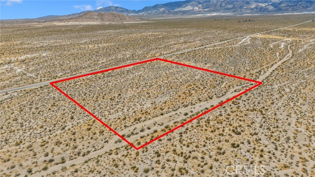 Detail Gallery Image 4 of 13 For 4501725 Crystal Creek, Lucerne Valley,  CA 92356 - – Beds | – Baths