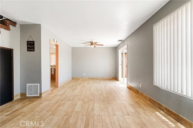 8305 Pioneer Drive, Bakersfield CA: https://media.crmls.org/medias/d936cfda-54ad-4914-81e3-7e80b5181f8e.jpg