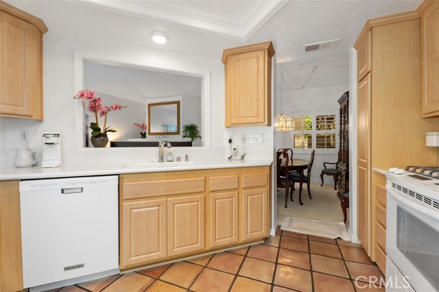 2303 Paseo Circulo, Tustin CA: https://media.crmls.org/medias/d93a91fc-999d-4b08-bc7b-cb4abf17ff36.jpg