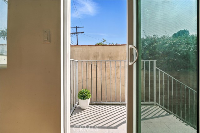 3031 3033 Vineyard Avenue, Los Angeles CA: https://media.crmls.org/medias/d93baf29-dcd1-4e46-99e5-9b3d8f037239.jpg