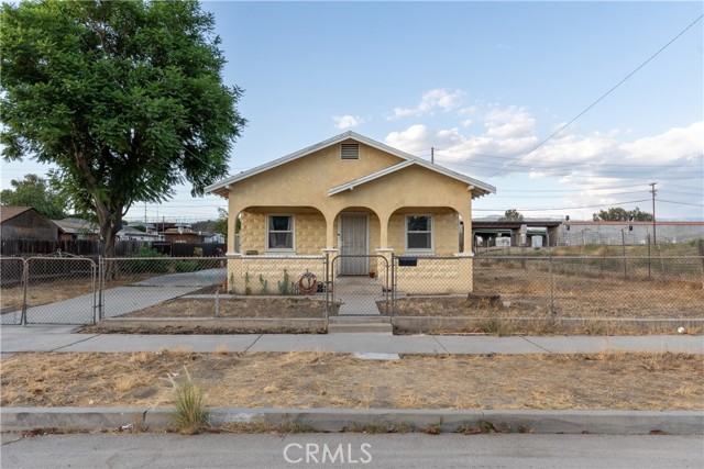 353 W L Street, Colton CA: https://media.crmls.org/medias/d93e1509-4490-49ee-9e99-47f1da54e14e.jpg