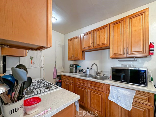 3915 E 11th Street, Long Beach CA: https://media.crmls.org/medias/d9408317-a1fa-4ab3-bfae-d259e31012c5.jpg