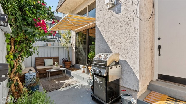 Detail Gallery Image 2 of 26 For 17931 Magnolia Bld #24,  Encino,  CA 91316 - 2 Beds | 2/1 Baths