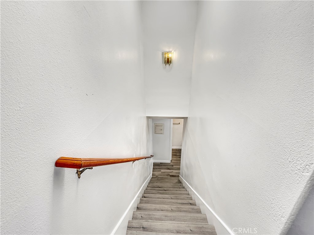 https://media.crmls.org/medias/d944bb3d-fe52-42bd-8f4a-0eb5d323b8c0.jpg?preset=X-Large