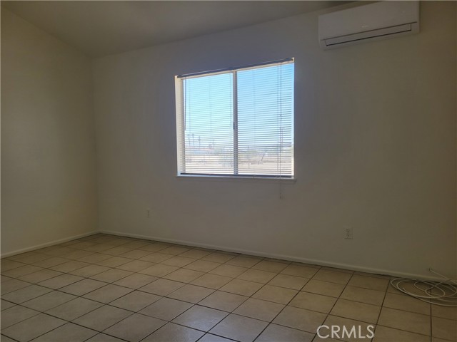 5827 Bagley Avenue, 29 Palms CA: https://media.crmls.org/medias/d9471e70-f44f-4081-82c7-0cd24e802d1c.jpg
