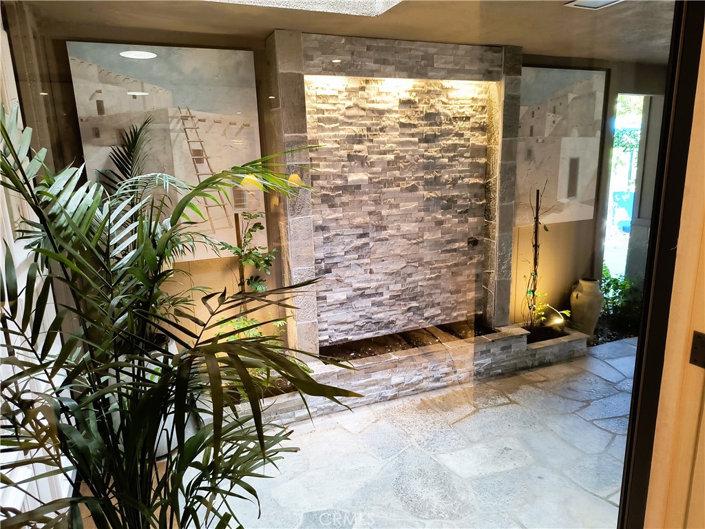 https://media.crmls.org/medias/d94b1d9f-28ee-46d6-afff-e154f0a455b3.jpg?preset=X-Large