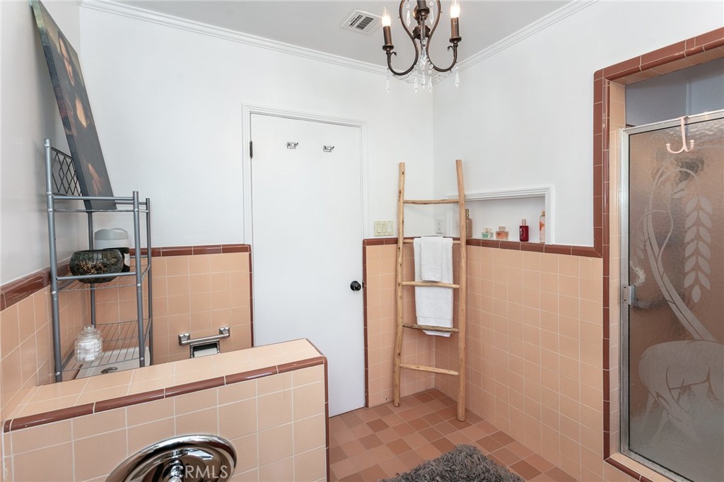 https://media.crmls.org/medias/d94d2941-3be5-42bd-b978-02b3a4348c75.jpg?preset=X-Large