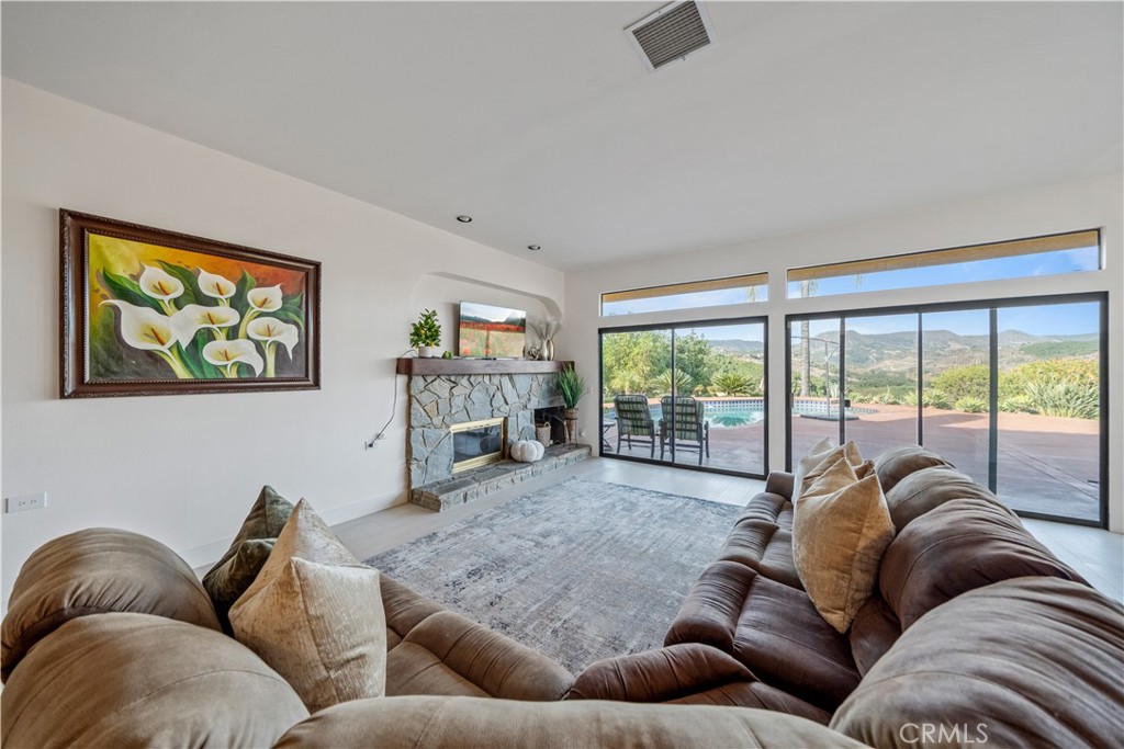 MLS #OC25176805 img 7