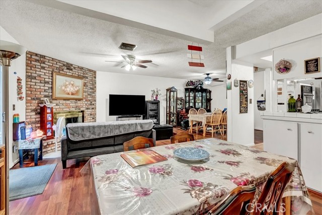 355 Kenwood Drive, Lemoore CA: https://media.crmls.org/medias/d94f52ff-1e08-4969-84f0-3466fd2b8ff8.jpg