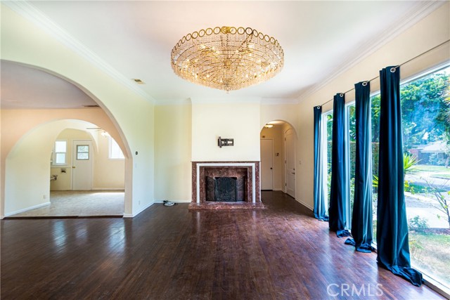 Detail Gallery Image 3 of 9 For 6329 Warner Dr, Los Angeles,  CA 90048 - 3 Beds | 2/1 Baths