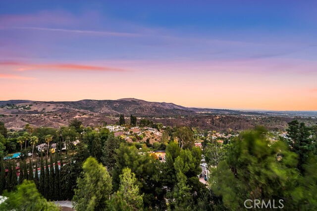 https://media.crmls.org/medias/d9537f8a-a245-4f8c-8e52-b0c3b3b1716e.jpg?preset=X-Large