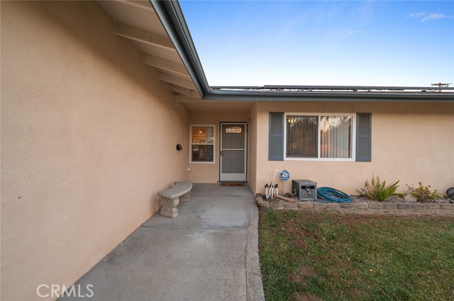 Detail Gallery Image 3 of 32 For 9945 Walnut Grove Ave, Riverside,  CA 92503 - 3 Beds | 2 Baths