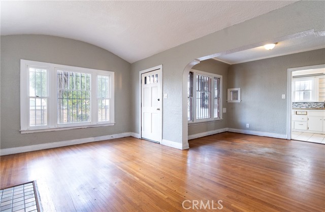 Detail Gallery Image 3 of 31 For 1104 W 89th St, Los Angeles,  CA 90044 - 4 Beds | 2 Baths