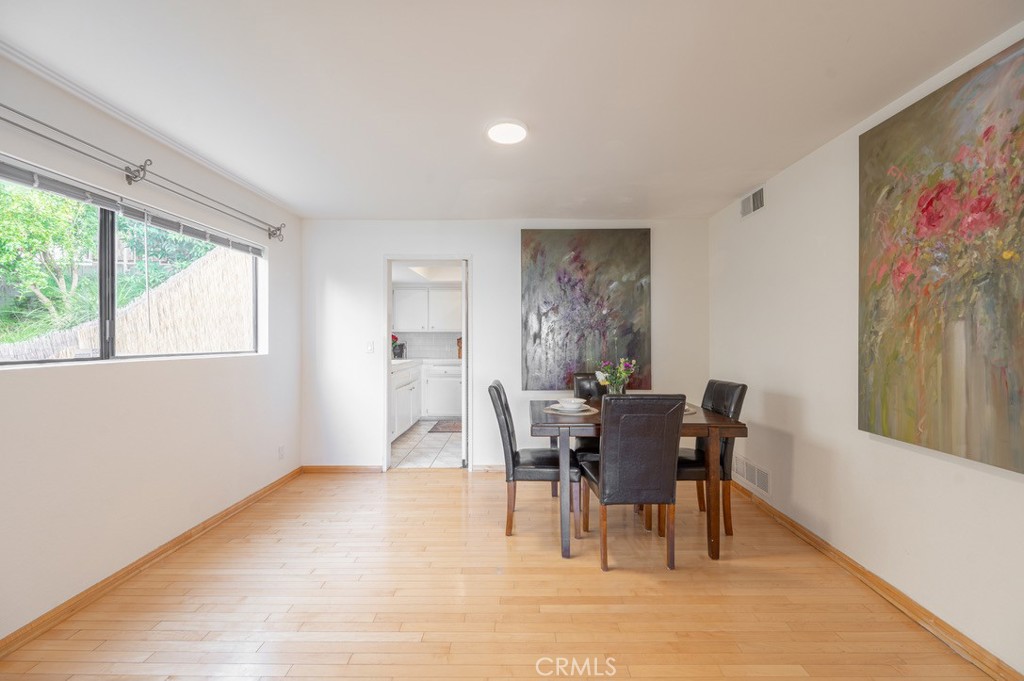 https://media.crmls.org/medias/d9582848-b4b8-455f-a419-43d630016908.jpg?preset=X-Large