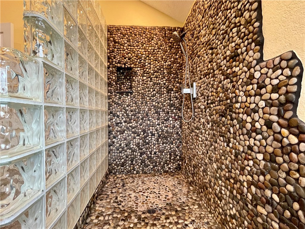 https://media.crmls.org/medias/d958c048-2bdf-4f06-a46c-6817bd382cfb.jpg?preset=X-Large
