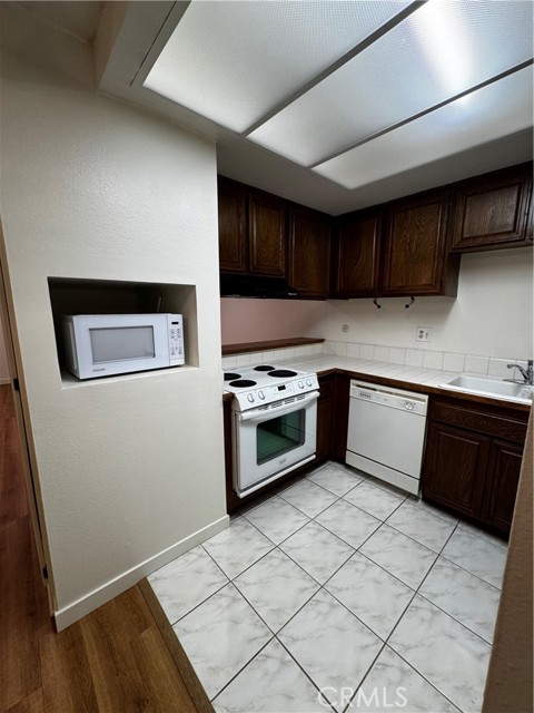 Detail Gallery Image 5 of 13 For 3046 Associated Rd #38,  Fullerton,  CA 92835 - 1 Beds | 1 Baths