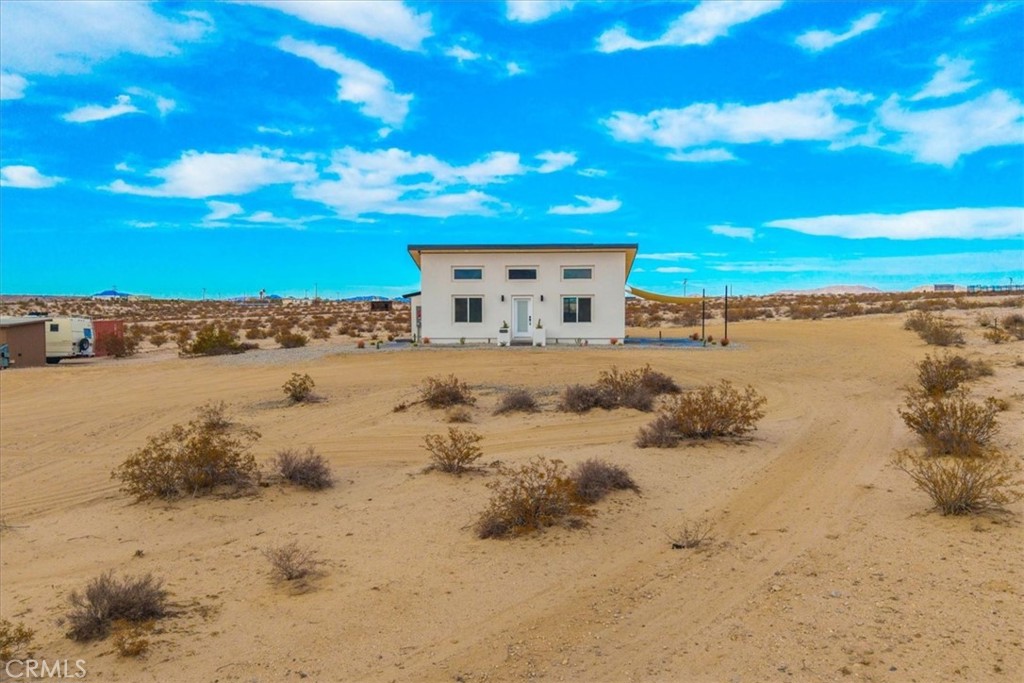 https://media.crmls.org/medias/d95c4915-f3ec-4de6-b5eb-01729c8598b6.jpg?preset=X-Large