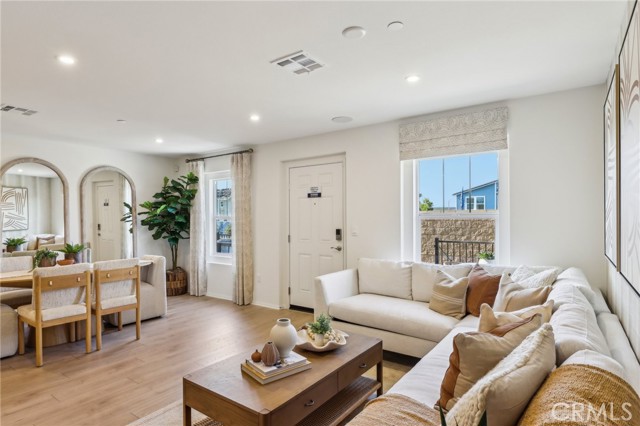 Detail Gallery Image 4 of 23 For 15525 April Dawn Way #3,  Fontana,  CA 92336 - 3 Beds | 2/1 Baths